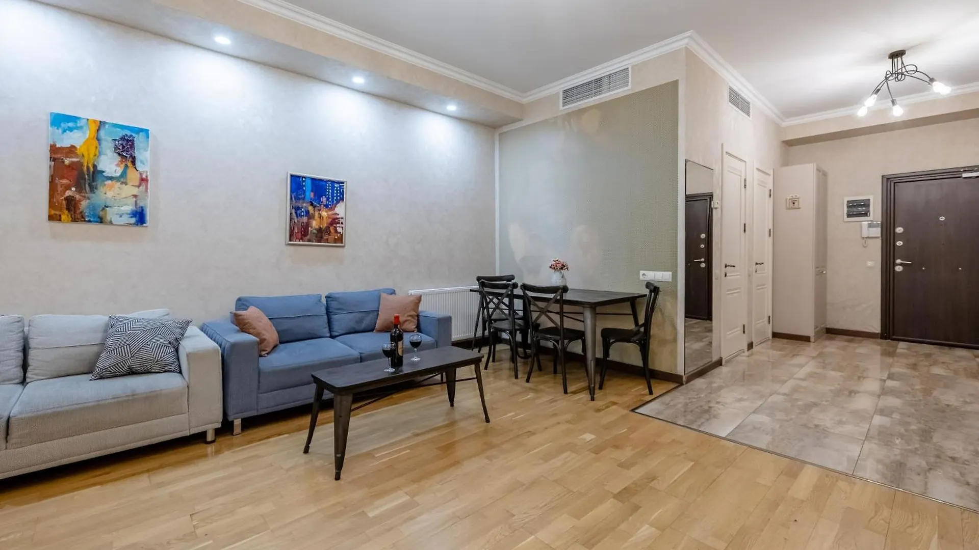 Apartment On Rustaveli Avenue Τυφλίδα